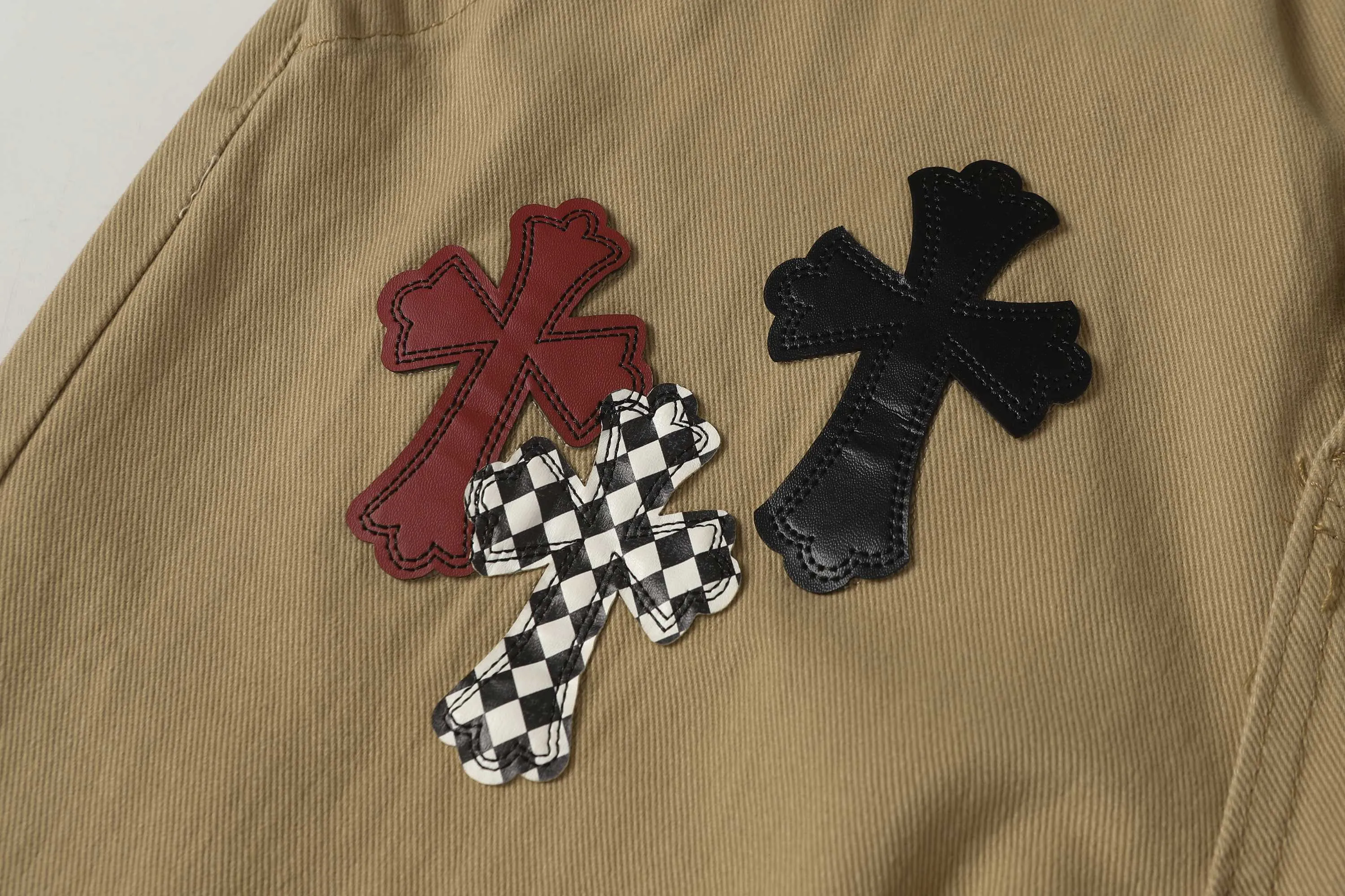 P256 Actual photo [High quality] Coding: LH242 Color: Picture color Size: S to XXXL - Chrome Hearts/Chrome Hearts Classic colored leather cross washed color cloth unisex denim trousers - Vibe style straight stacked god-level version - Carbon fine bias denim color cloth - Old vintage complete set of hardware - Chrome Hearts high version uses high ounce custom fabrics, enzyme washing and soft color fixation, soft and thick to wear The details are all produced by pure hand polishing and craftsmanship. All-over jacquard fabrics have unique design styles. Multiple processes create a full retro feel. Niche unique non-colliding shirts. Customized old spray-painted buttons. Every detail is crafted with craftsmanship. Size Pants length Waist Hips Unit cm S 98 68 100 M 99 72 104 L 100 76 108 XL 101 80 112 XXL 102 84 116 XXXL 103 88 120
